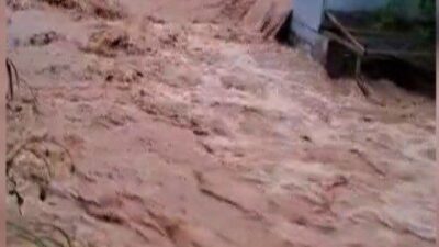 Kahramanmaraş’ın Andırın ilçesinin kırsal mahallelerinde etkili olan sağanak yağış, sele