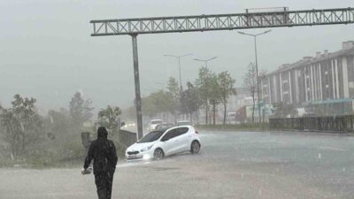 Düzce’de öğle saatlerinde aniden bastıran sağanak nedeniyle cadde ve sokaklarda