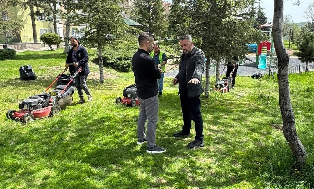 Pursaklar Belediyesi, park, bahçe ve yeşil alanları yapılan çalışmalarla yaz