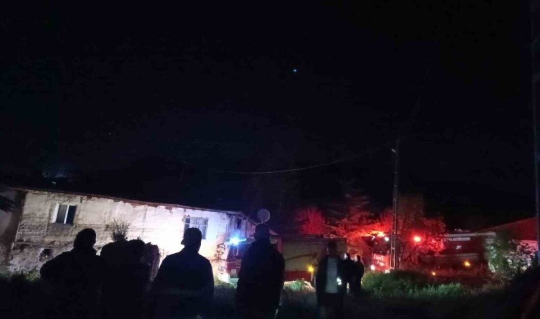 Ankara’nın Çubuk ilçesinde boş bir evde çıkan yangın, itfaiye ekipleri