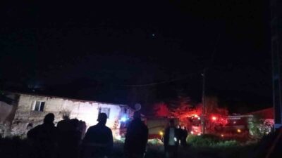 Ankara’nın Çubuk ilçesinde boş bir evde çıkan yangın, itfaiye ekipleri