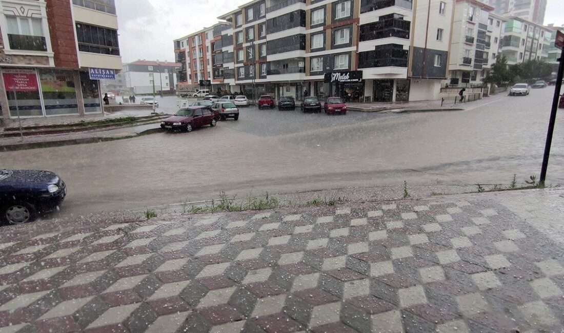 Ankara’da etkili olan şiddetli yağmur ve dolu, cadde ve sokaklarda