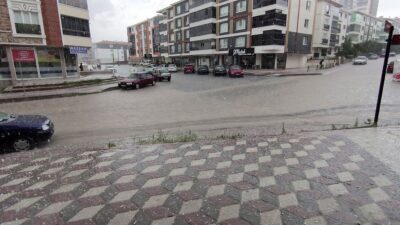 Ankara’da etkili olan şiddetli yağmur ve dolu, cadde ve sokaklarda