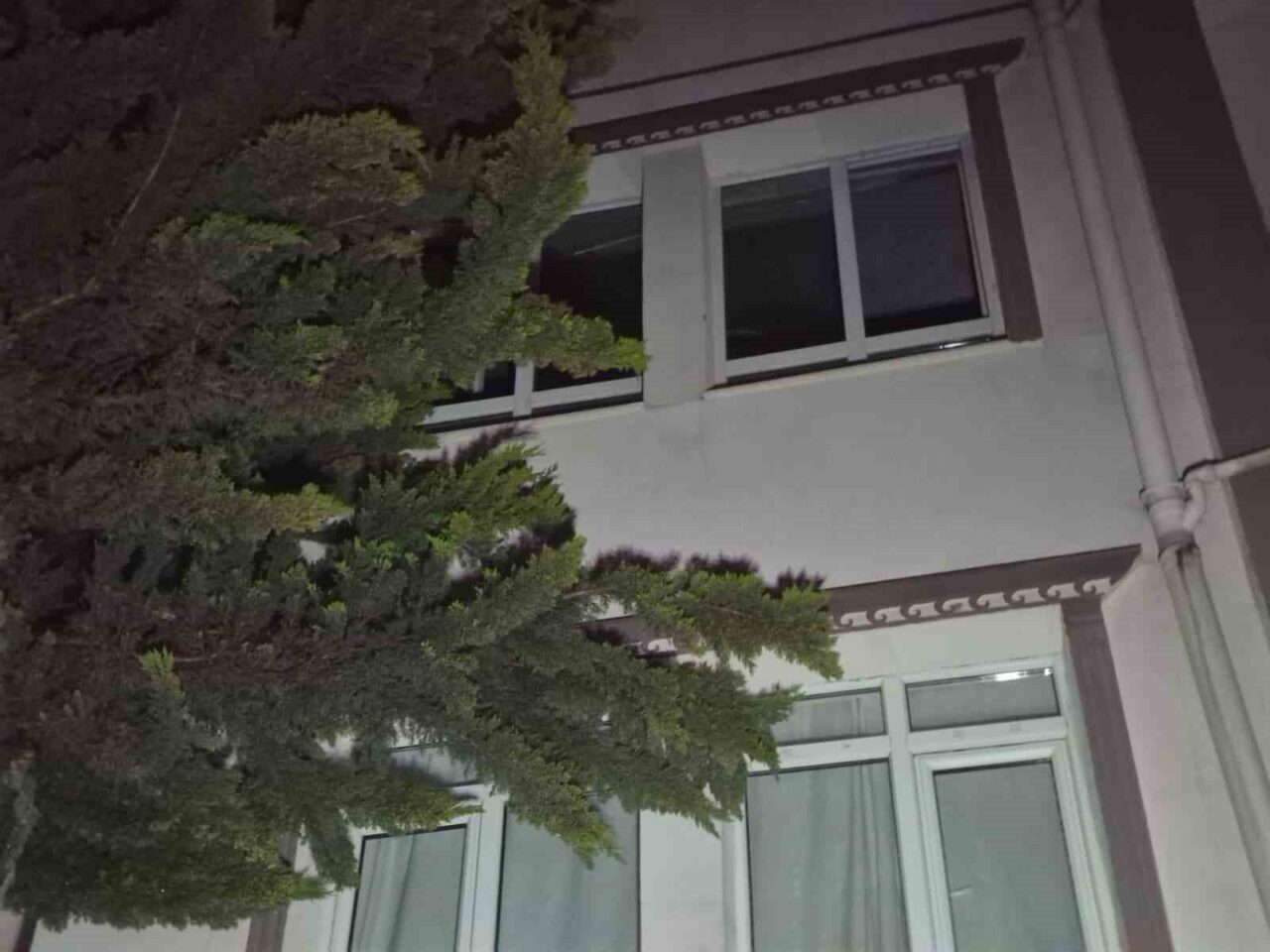 Ankara’nın Keçiören ilçesinde akşam saatlerinde bir ağaçta çıkan yangın söndürülemeyince,