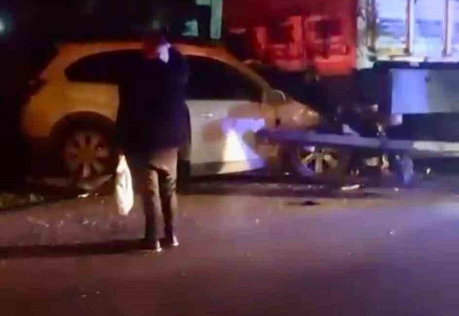 Ankara’nın Polatlı ilçesinde meydana gelen kazada, tıra arkadan çarpan otomobilin
