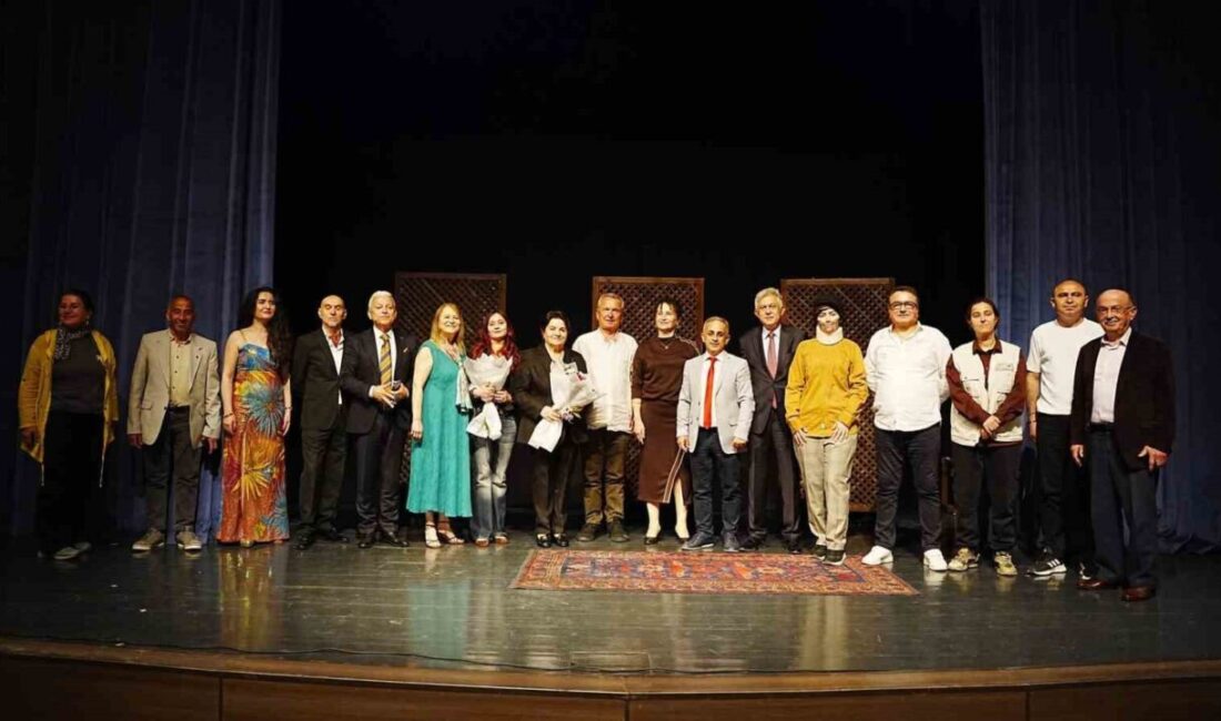 Zonguldak’ın Çaycuma ilçesinde sahnelenen tiyatro oyunu büyük beğeni topladı. Çaycuma