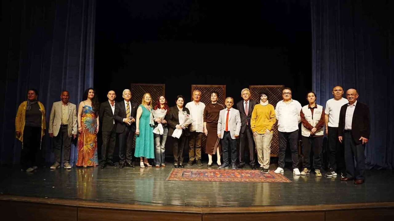 Zonguldak’ın Çaycuma ilçesinde sahnelenen tiyatro oyunu büyük beğeni topladı. Çaycuma