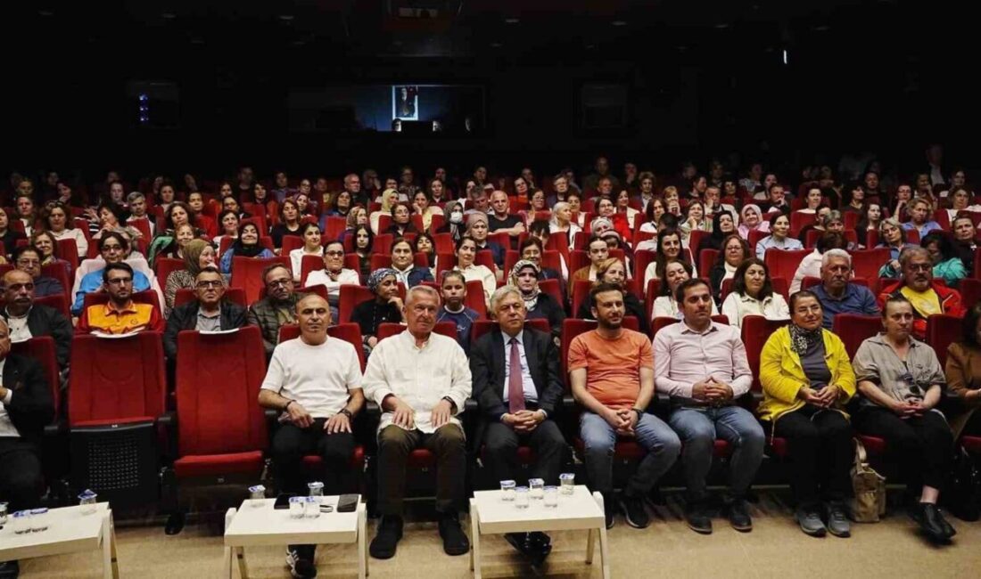 Zonguldak’ın Çaycuma ilçesinde sahnelenen tiyatro oyunu büyük beğeni topladı. Çaycuma