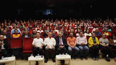 Zonguldak’ın Çaycuma ilçesinde sahnelenen tiyatro oyunu büyük beğeni topladı. Çaycuma