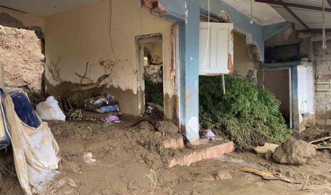 Hatay’da aşırı yağışla birlikte oluşan heyelana dayanamayan müstakil evin duvarları