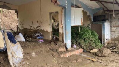 Hatay’da aşırı yağışla birlikte oluşan heyelana dayanamayan müstakil evin duvarları