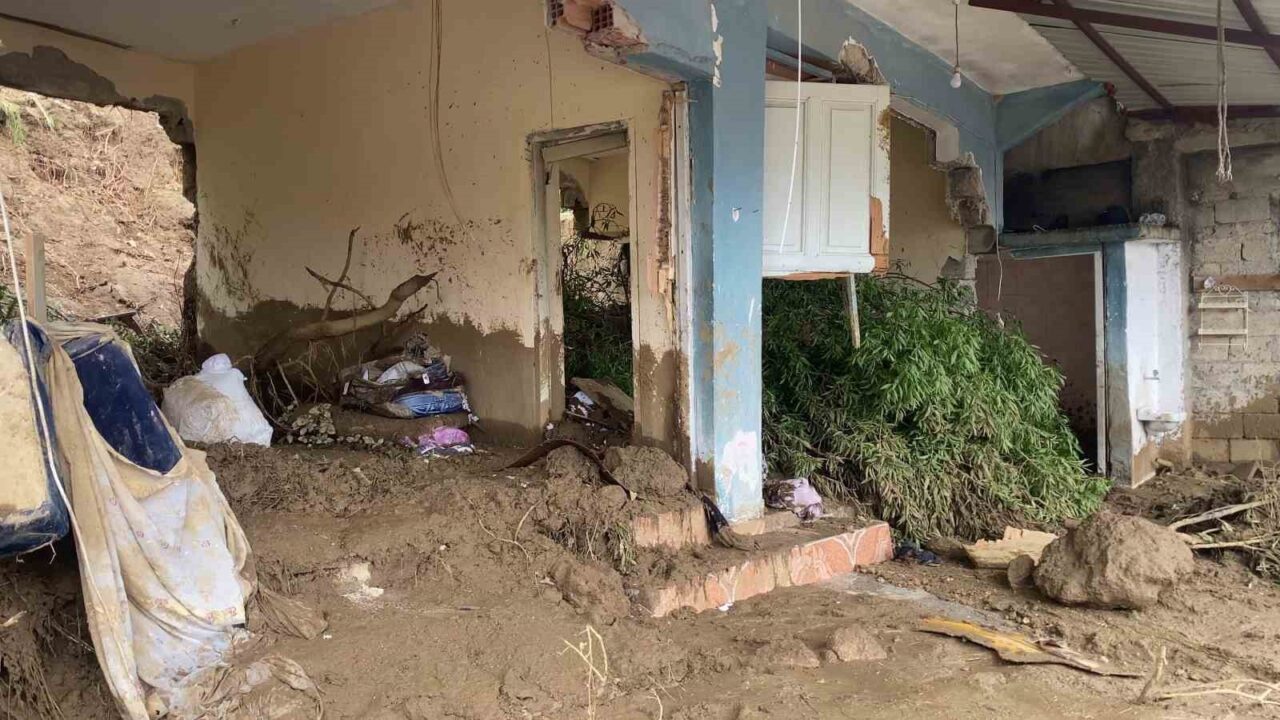 Hatay’da aşırı yağışla birlikte oluşan heyelana dayanamayan müstakil evin duvarları