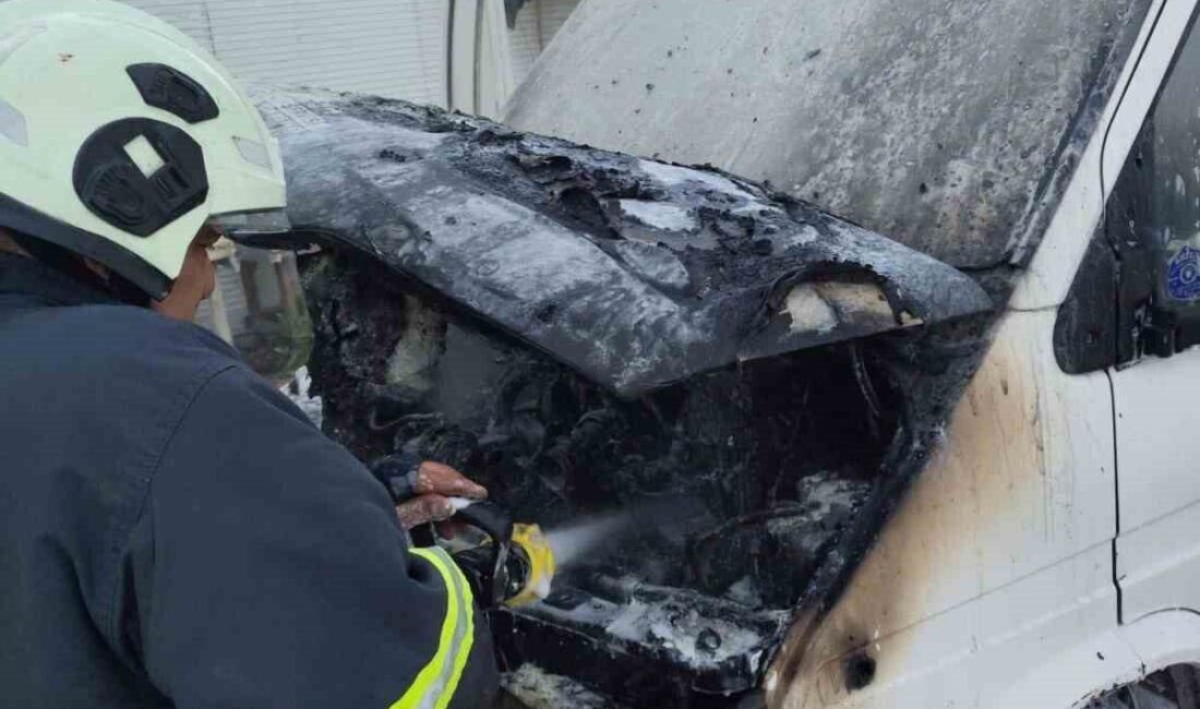 Hatay’da seyir halindeyken motor kısmı alevlere teslim olan kamyonette çıkan