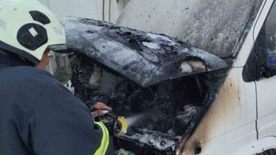 Hatay’da seyir halindeyken motor kısmı alevlere teslim olan kamyonette çıkan