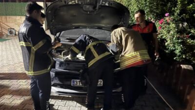 Hatay’ın Antakya ilçesinde bir otomobilin motor kısmına girerek mahsur kalan