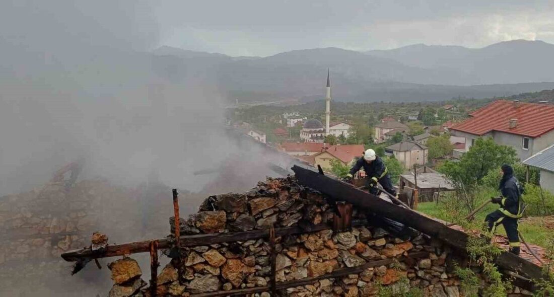 Antalya’nın Akseki ilçesinde yaklaşık 110 yıllık tarihi düğmeli ev, ısınmak