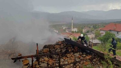Antalya’nın Akseki ilçesinde yaklaşık 110 yıllık tarihi düğmeli ev, ısınmak