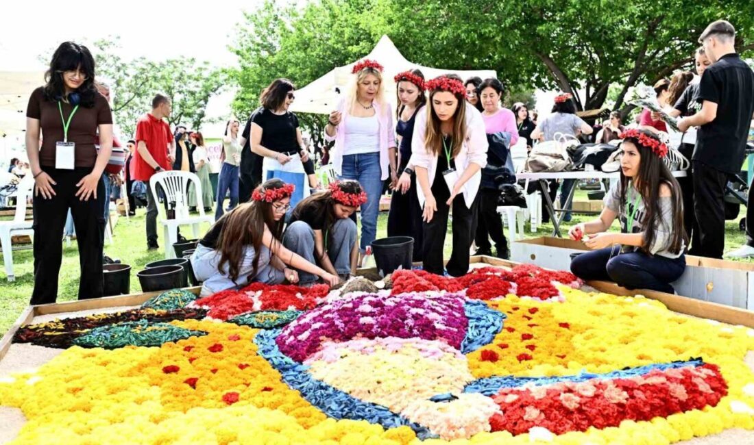 Antalya’da Muratpaşa Belediyesi’nin bu yıl ikincisini düzenlediği Çiçek Desenleri Günleri’nde,