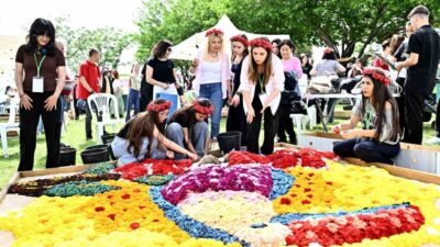 Antalya’da Muratpaşa Belediyesi’nin bu yıl ikincisini düzenlediği Çiçek Desenleri Günleri’nde,