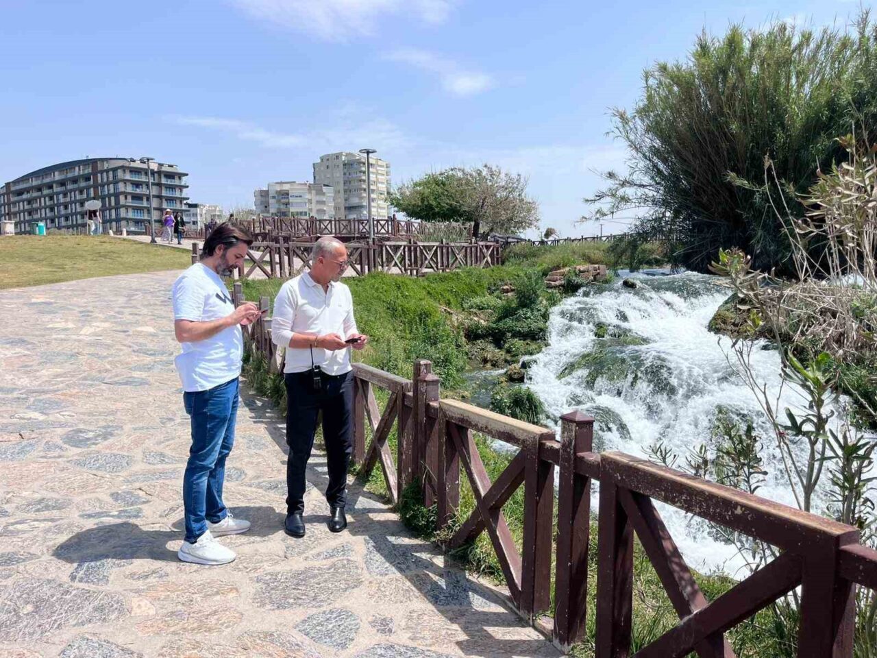 Antalya’da Düden Şelalesi’nin denizle buluştuğu 40 metrelik falezlerden düşen 29