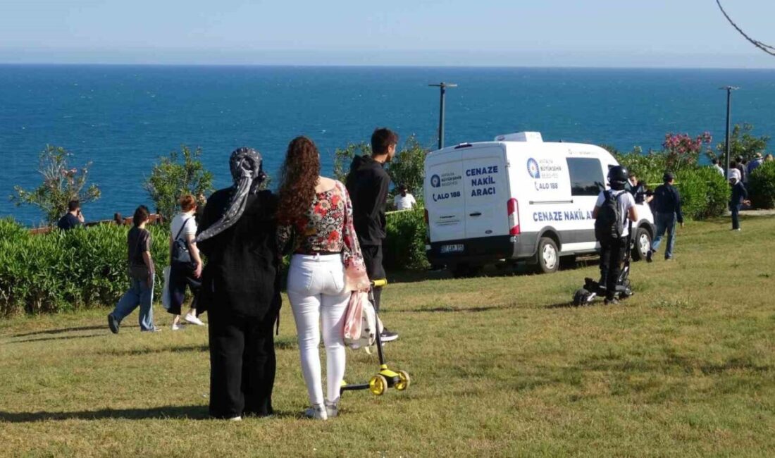 Antalya’da Düden Şelalesi’nin denize döküldüğü noktada yaklaşık 40 metrelik falezlerden
