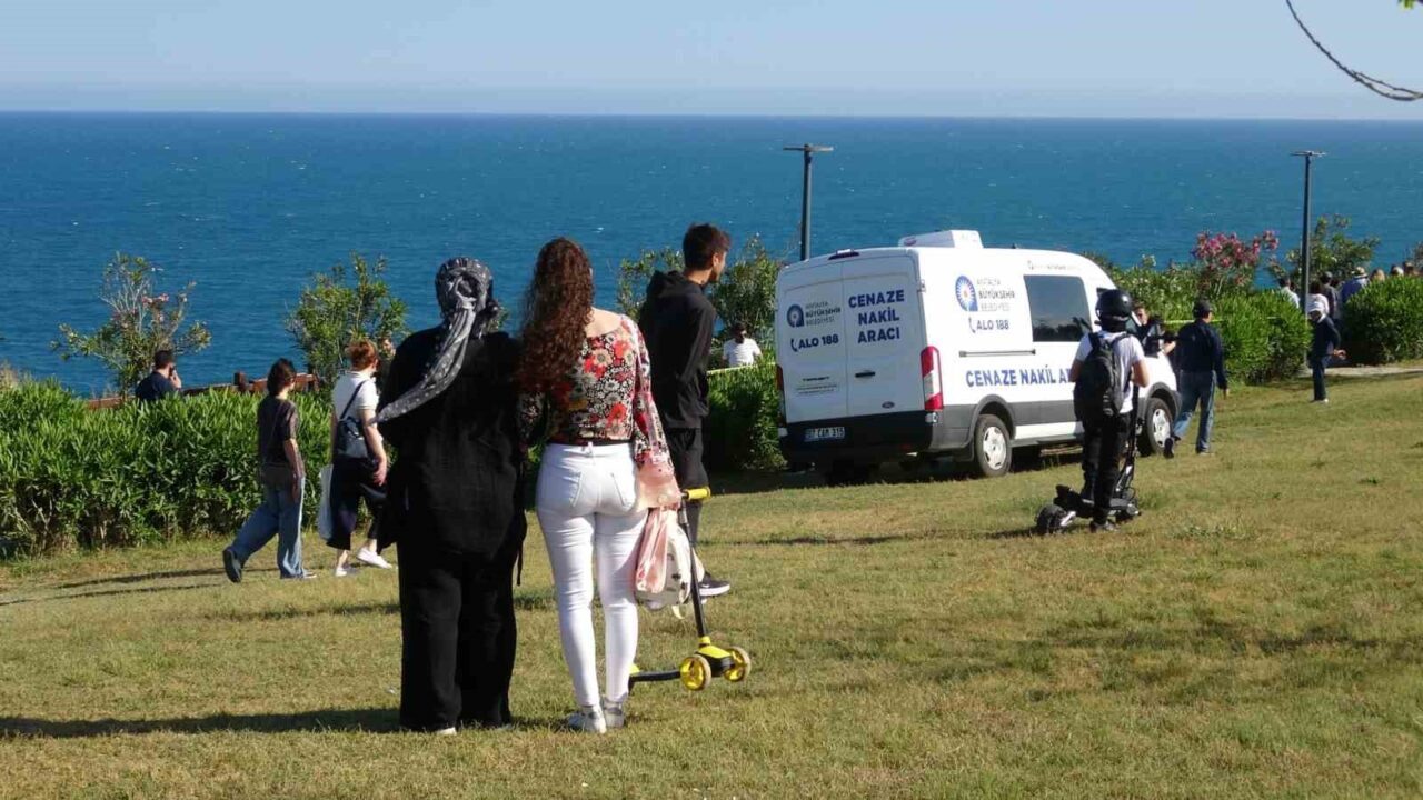 Antalya’da Düden Şelalesi’nin denize döküldüğü noktada yaklaşık 40 metrelik falezlerden