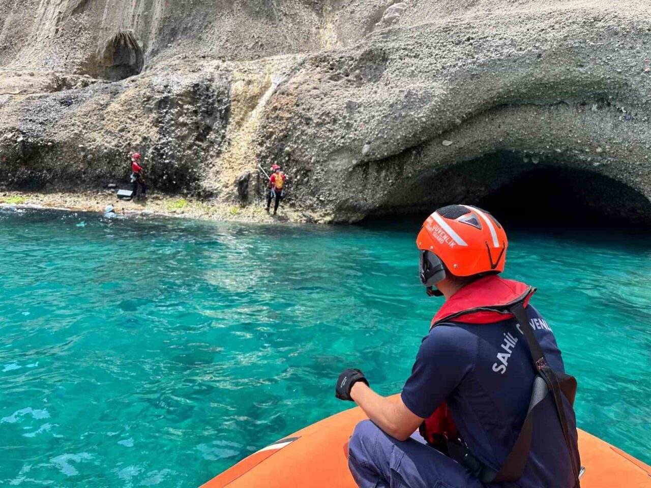 Antalya’nın Kemer ilçesinde nesli tehlike altında bulunan Akdeniz foklarının yaşam
