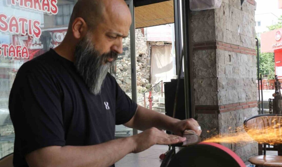 Antalya’da Kurban Bayramı’na sayılı günler kala bıçakçılarda yoğunluk başladı. Kurban