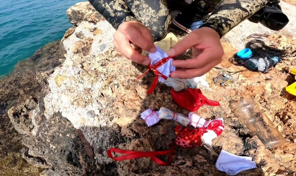 Antalya’da Hıdırellez gecesi denize atılan dilek kağıtları ve poşetler dalgıçlar