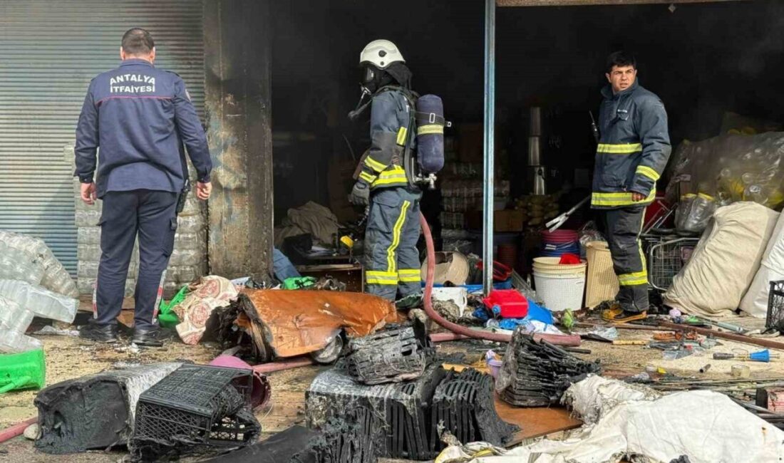 Antalya’nın Serik ilçesinde züccaciye eşyaları bulunan depoda çıkan yangın büyümeden