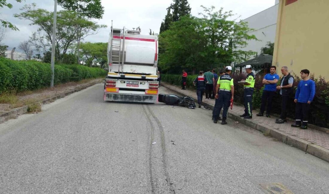 Antalya’nın Döşemealtı ilçesinde meydana gelen trafik kazasında tırın altında kalan