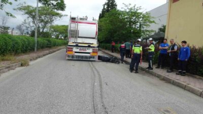 Antalya’nın Döşemealtı ilçesinde meydana gelen trafik kazasında tırın altında kalan