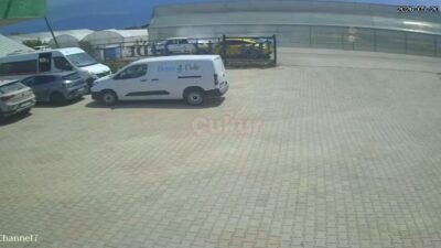 Antalya’nın Kumluca ilçesinde Tofaş marka iki aracın kafa kafaya çarpılması