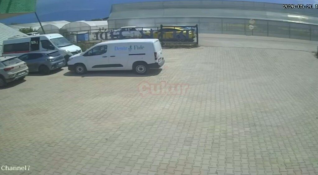 Antalya’nın Kumluca ilçesinde Tofaş marka iki aracın kafa kafaya çarpılması