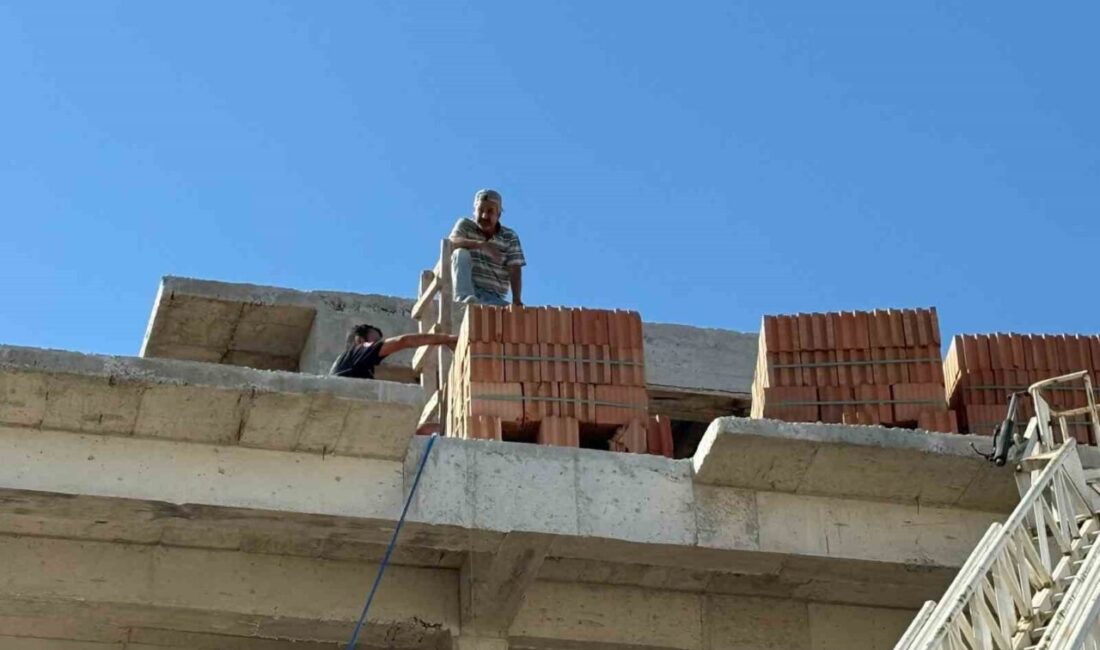 Antalya’nın Serik ilçesinde, kontrol amacıyla çıktığı inşaatın üst katında merdivenin