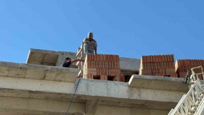 Antalya’nın Serik ilçesinde, kontrol amacıyla çıktığı inşaatın üst katında merdivenin