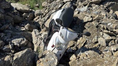 Antalya’nın Gazipaşa ilçesinde yol kenarındaki kayalık alanda kaza yapan motosikletin
