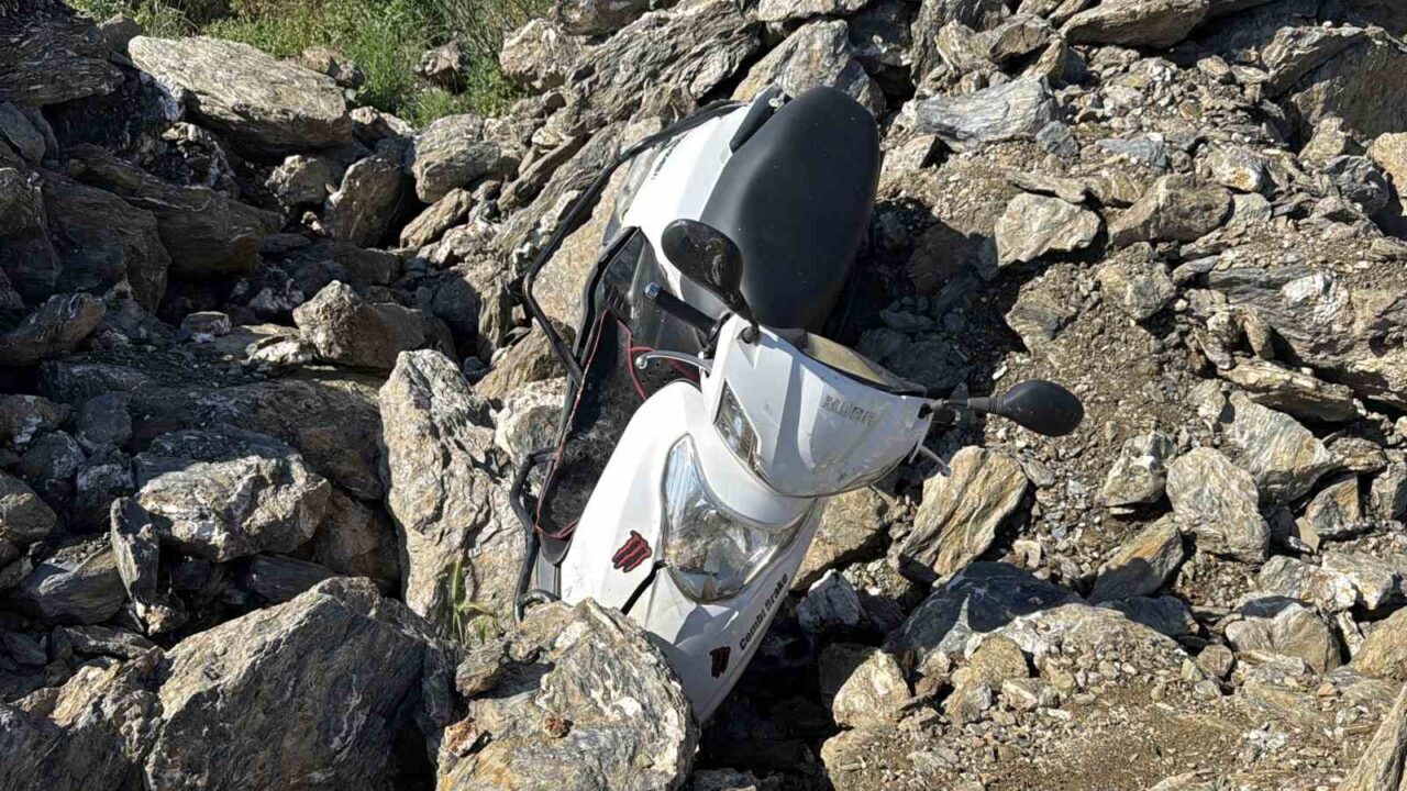 Antalya’nın Gazipaşa ilçesinde yol kenarındaki kayalık alanda kaza yapan motosikletin