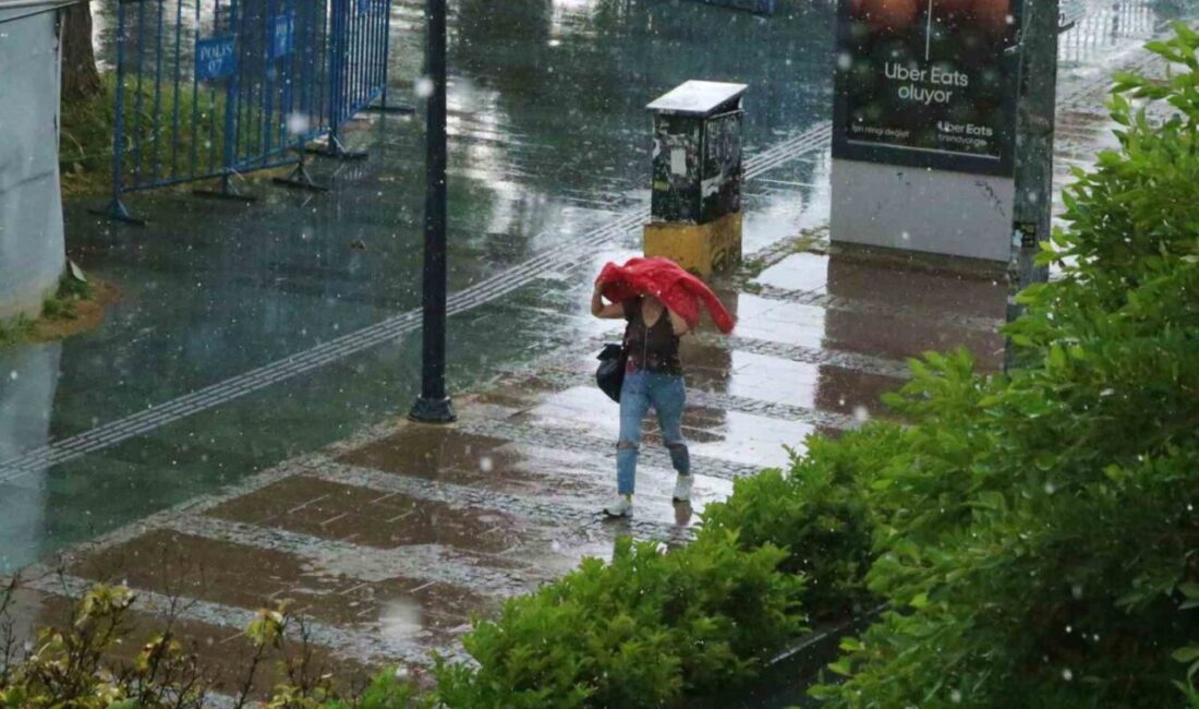 Turizm kenti Antalya’da aniden bastıran sağanak ve dolu yağışı, hazırlıksız