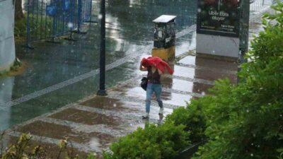 Turizm kenti Antalya’da aniden bastıran sağanak ve dolu yağışı, hazırlıksız
