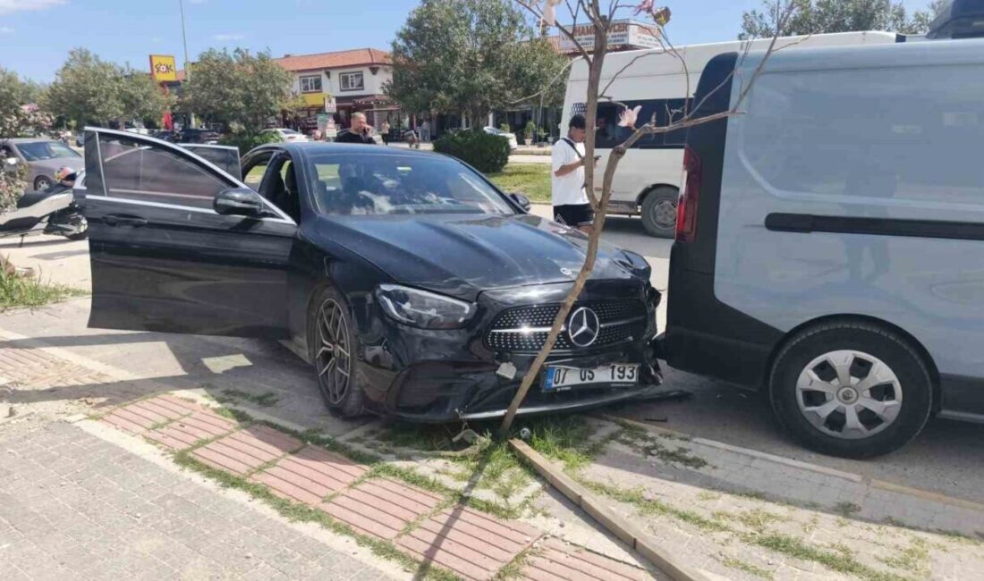 Antalya’da bir yolcu minibüsünün yol kenarında park halindeki araca çarptığı
