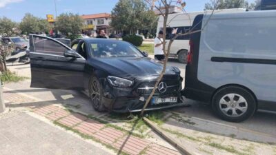 Antalya’da bir yolcu minibüsünün yol kenarında park halindeki araca çarptığı