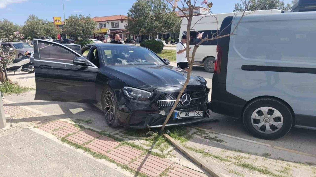 Antalya’da bir yolcu minibüsünün yol kenarında park halindeki araca çarptığı