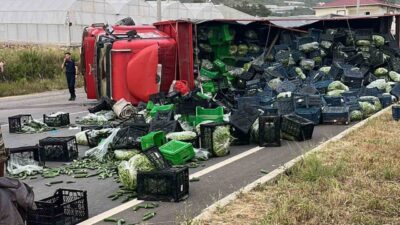 Antalya’nın Gazipaşa ilçesinde sebze yüklü kamyon ile motosikletin çarpışması sonucu