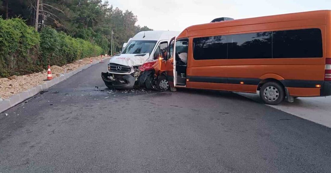 Antalya’nın Serik ilçesinde tur minibüslerinin çarpıştığı kazada 13 turist yaralandı.