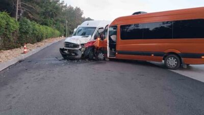 Antalya’nın Serik ilçesinde tur minibüslerinin çarpıştığı kazada 13 turist yaralandı.