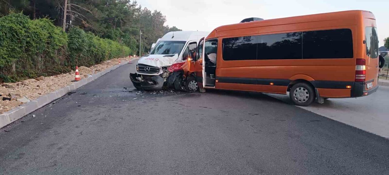 Antalya’nın Serik ilçesinde tur minibüslerinin çarpıştığı kazada 13 turist yaralandı.