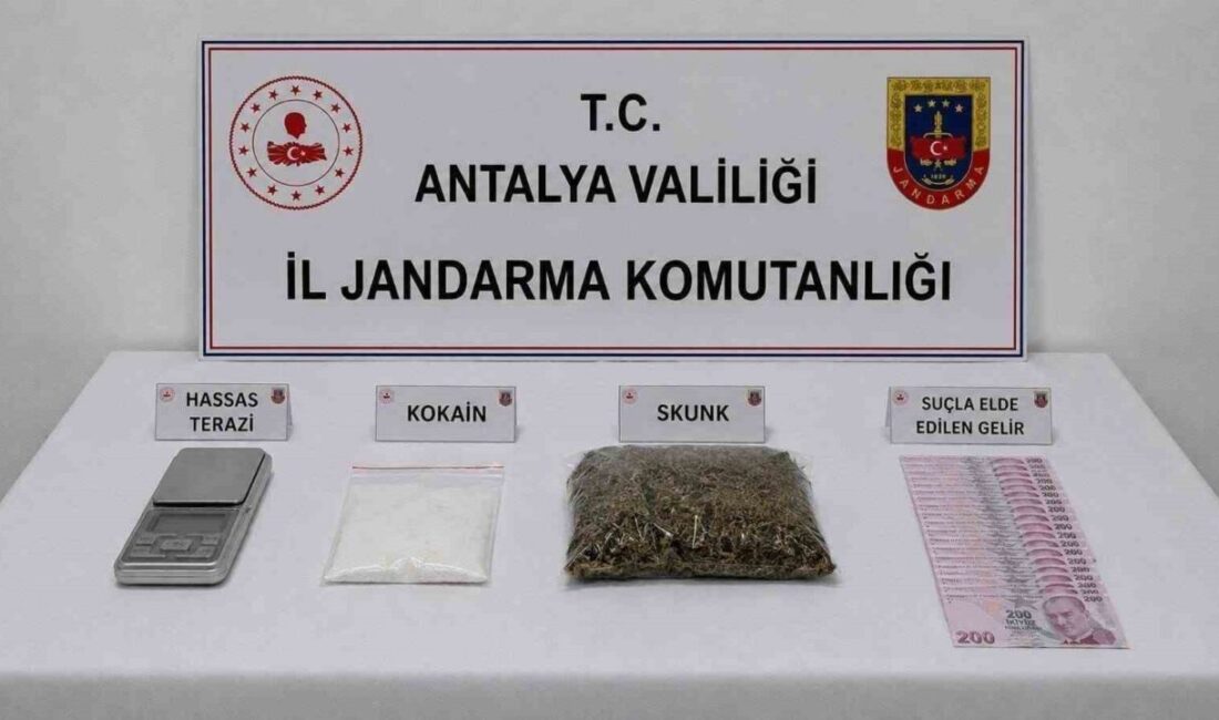 Antalya’nın Döşemealtı ilçesinde jandarma ekiplerince gerçekleştirilen uyuşturucu operasyonunda çeşitli uyuşturucu