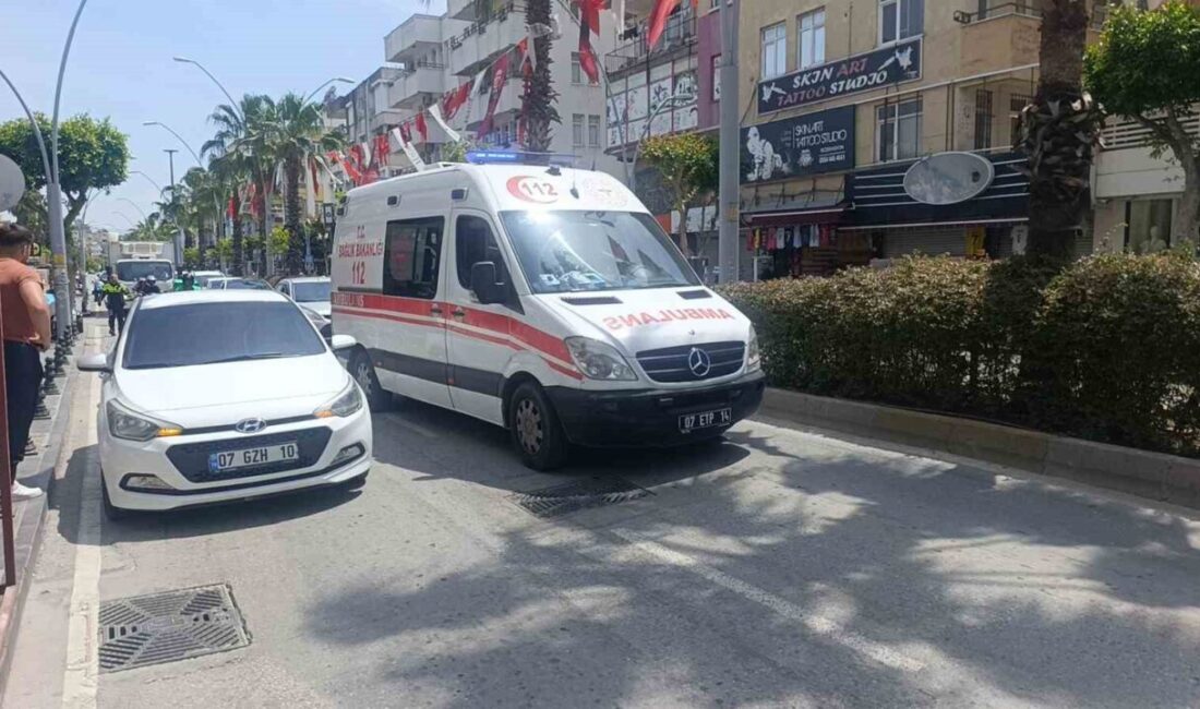 Antalya’nın Manavgat ilçesinde yolcu minibüsünün yol vermesiyle yaya geçidinden geçmeye