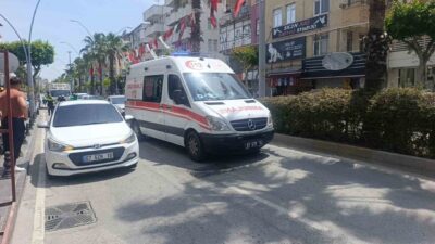 Antalya’nın Manavgat ilçesinde yolcu minibüsünün yol vermesiyle yaya geçidinden geçmeye